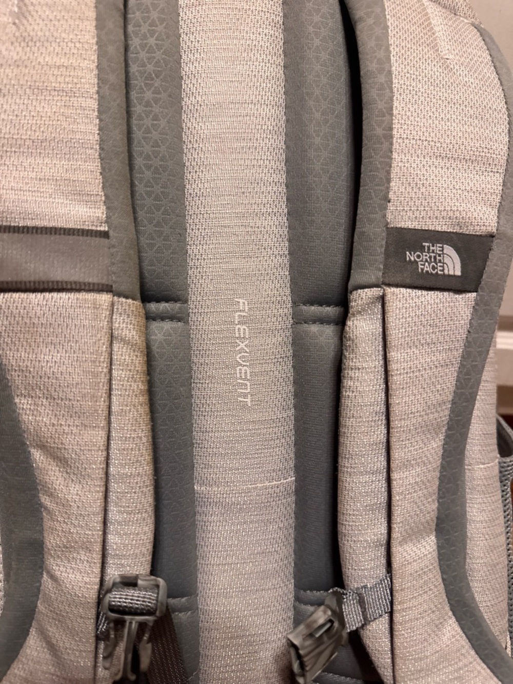 The north face womens jester backpack light gray 27.5 litres - Picture 5 of 6
